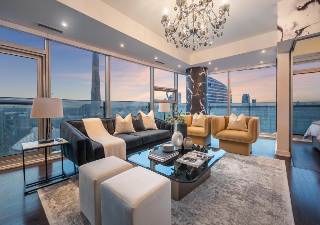Toronto Entertainment District Apartment | Hudson Suites - Entertainment District Downtown CN Tower View Balcony Pool & Hot Tub