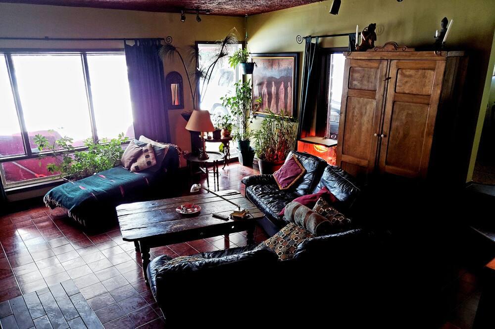 Sainte-Ann-des-Lacs House | Hummingbird House