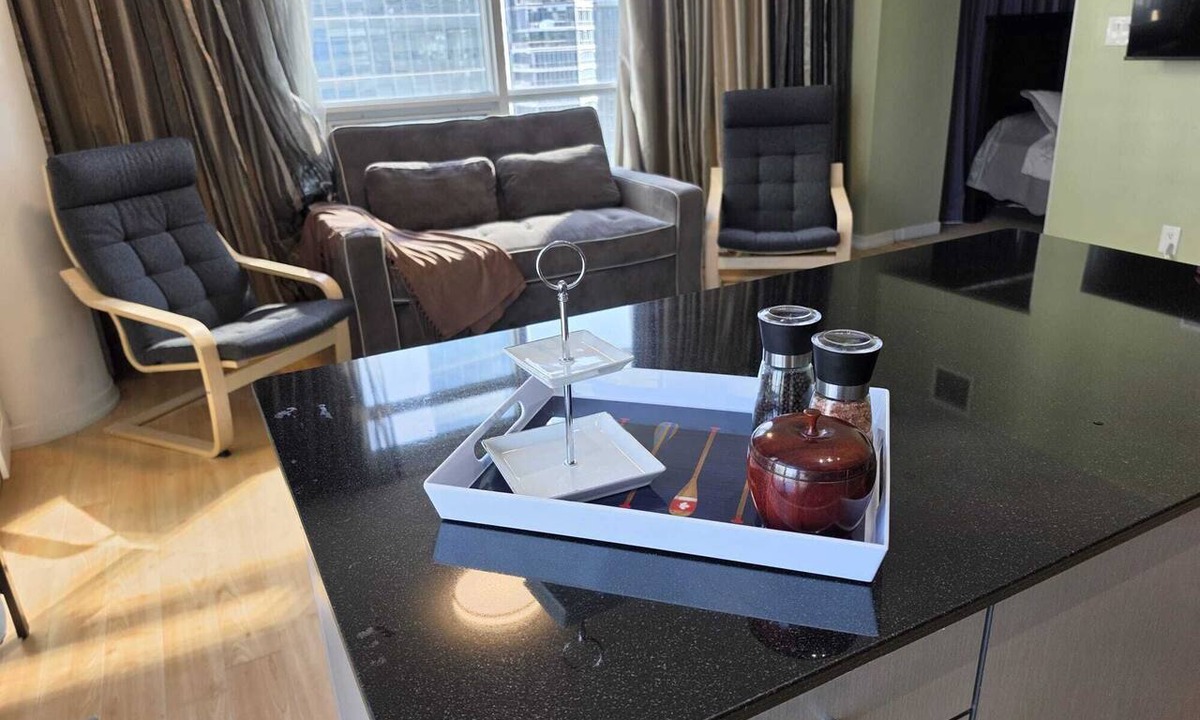 Toronto Entertainment District Condo | In the heart of Toronto's Entertainment district with a lake view family abode.