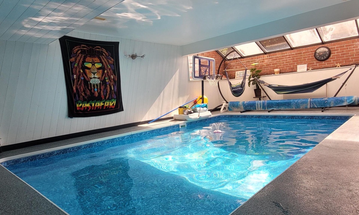 Aylmer House | Indoor pool, hottub & video game room, near beach