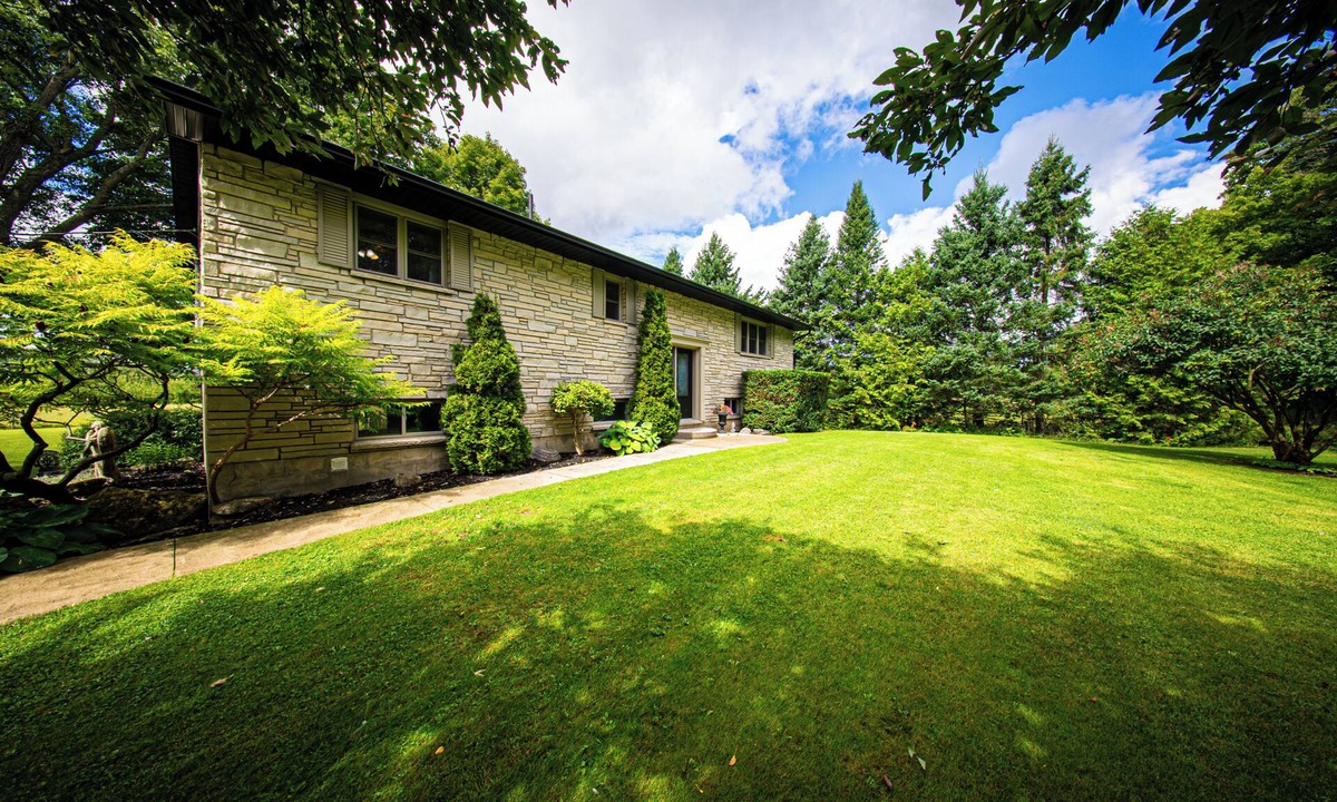 Wiarton House | Ingrid’s Green Haven - 27 Acre Private Farm