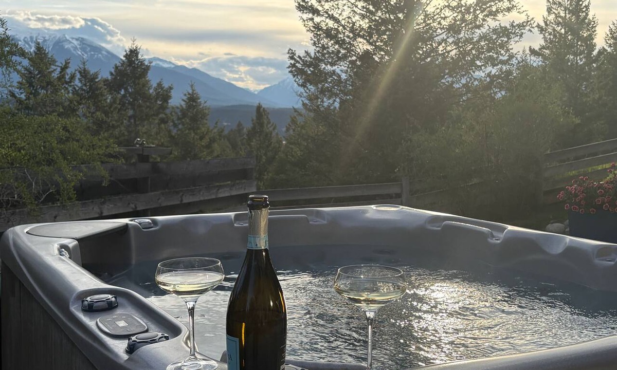 East Kootenay Ski Chalet | Invermere Getaway with Stunning Views and Hot Tub!