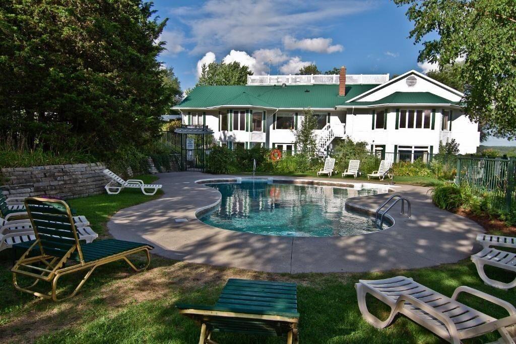 Otonabee-South Monaghan Cottage | Inviting Lakeshore Lodgings w/Canoe and Kayak Rentals, Perfect for Autumn