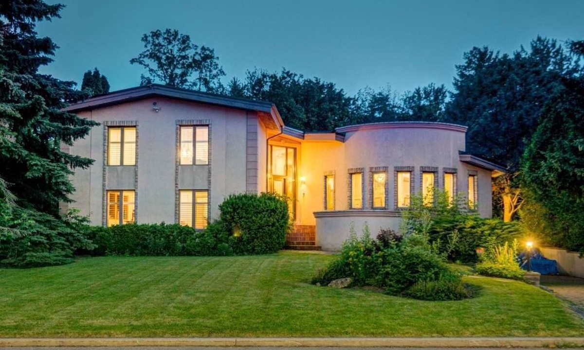 Sheridan House | Joyful Mansion with Charm Indoor