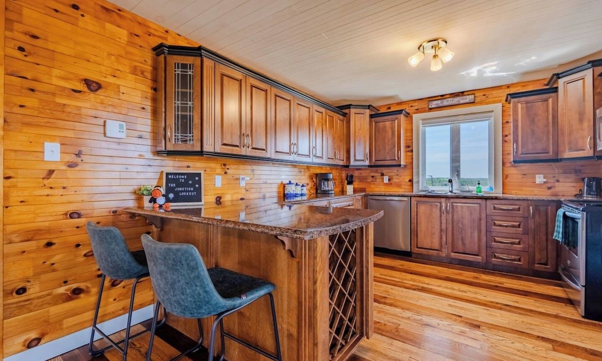 Brigus Junction Cabin | Junction Lookout Cottage 3BR, Hot Tub + Water View