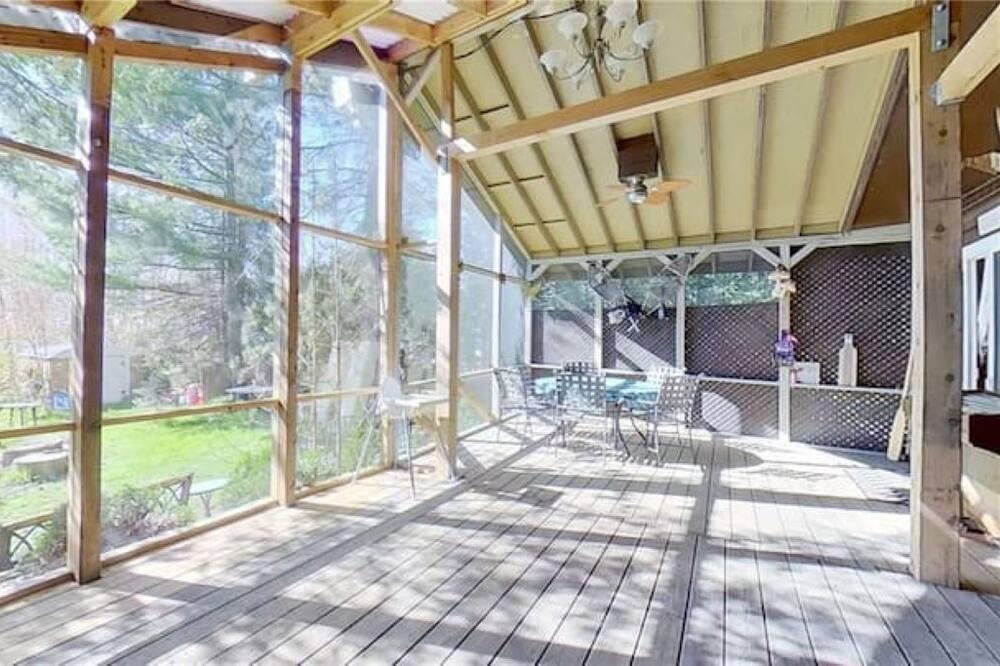 Sebright Cottage | Kawartha Cottage on The Lake - With HotTub!