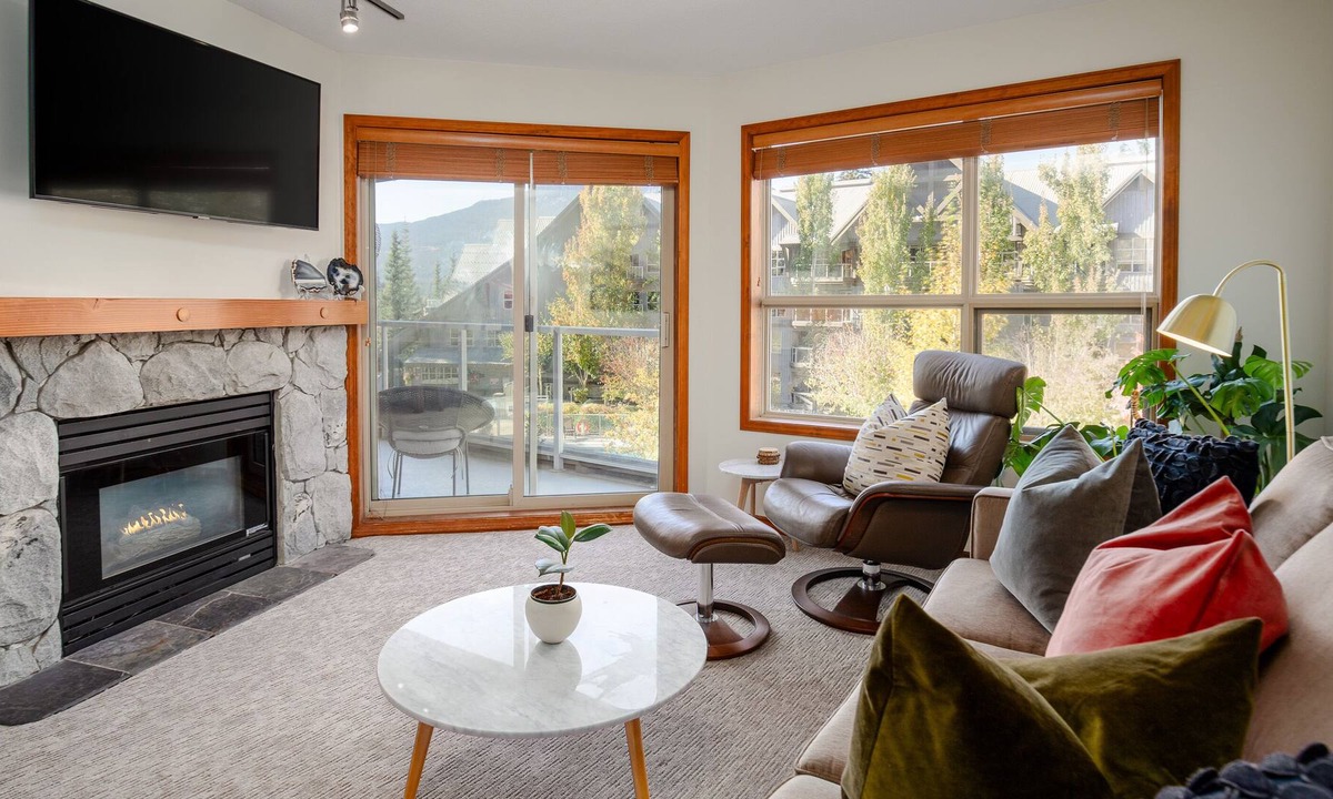 Upper Village Apartment | ❄︎Khyber Retreat❄︎Bright Ski in/out 1 BR - 3 Hot Tubs & Pool | The Aspens