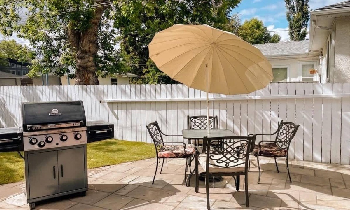 Northwest Calgary House | King Bed, 75 min Banff, AC Backyard Chickens