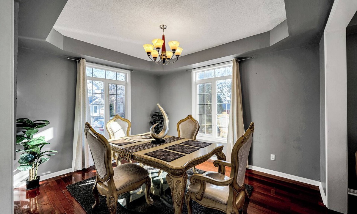 Ajax House | King Bed Convenience On Main Floor