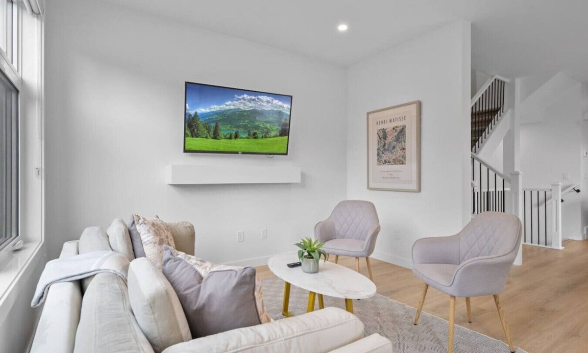 Southwest Calgary Villa | King Bed | Ping Pong | 3BR | Garage | AC |Backyard