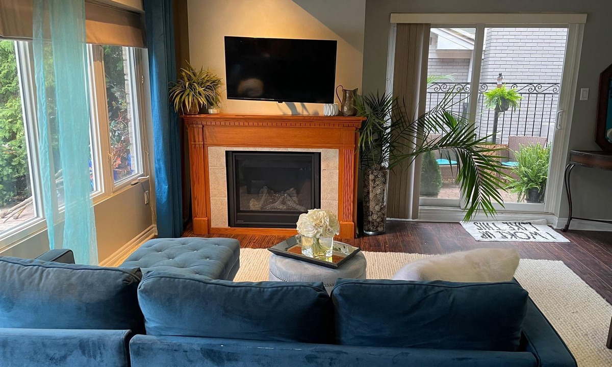 Bronte House | King Comfort Meets Style Lia’s Designer Retreat by the Lake Oakville Stay