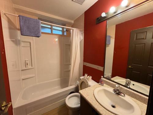 Newton House | King George Corridor Modern Room - Easy Transit & Free Parking