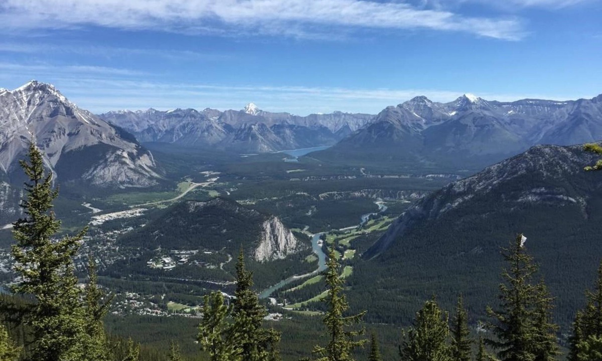 Banff Apartment | King Suite w/Fireplace, Mountain Views & Sauna
