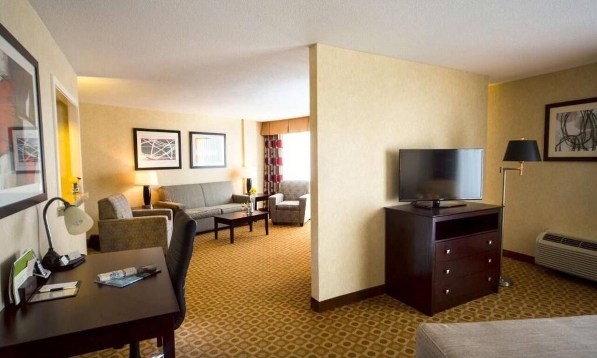 South Portland Hotel | King Suite w/Sofabed Near Portland Dining, Shops & Airport Shuttle
