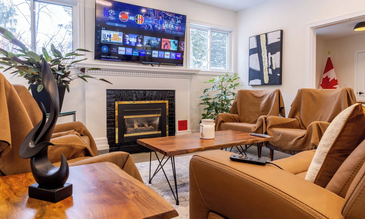 Old Town Historic District Cottage | King’s Gate Summer Deal*1.5 Min Walk to Queen St*4 King Beds*4.5Baths*6 Parking