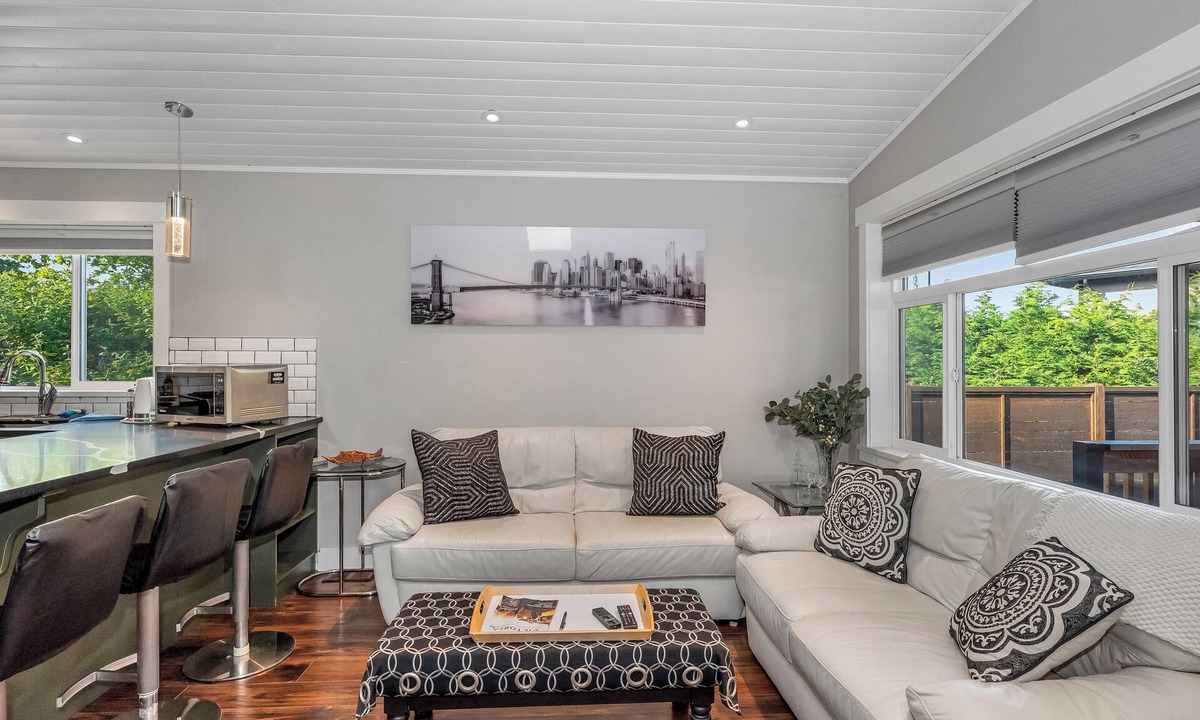 Saanich West Cottage | KNOCKAN HILL RENTALS - PRIVATE GARDEN SUITE