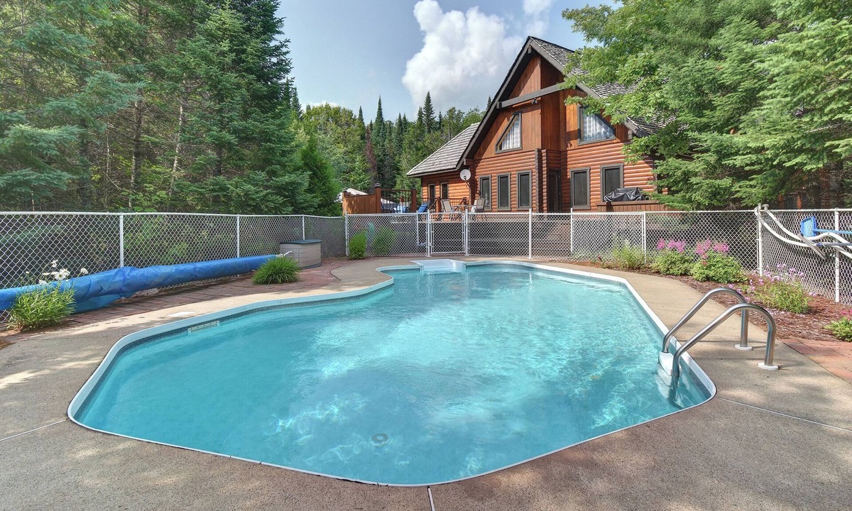 Saint-Faustin-Lac-Carre Ski Chalet | ⛳ L'Eden - Air Conditioning - Golf - Swimming Pool (June through September) - Spa - Pool Table