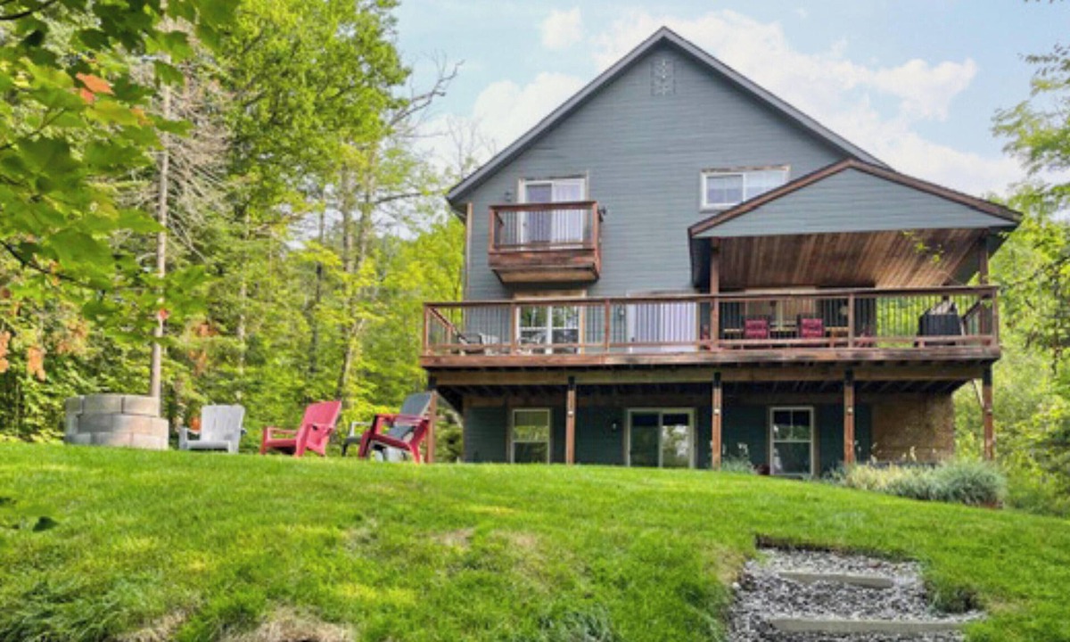 St-Adolphe-d'Howard Ski Chalet | L'Exode au Ruisseau | 4season Spa | Lake | PoolTable | AC |In/Out Fireplace| BBQ