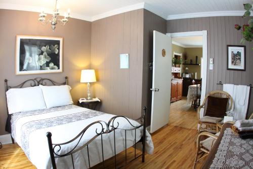 La Baie Bed & Breakfast | La Grange aux Hiboux Gîte et Restaurant B&B