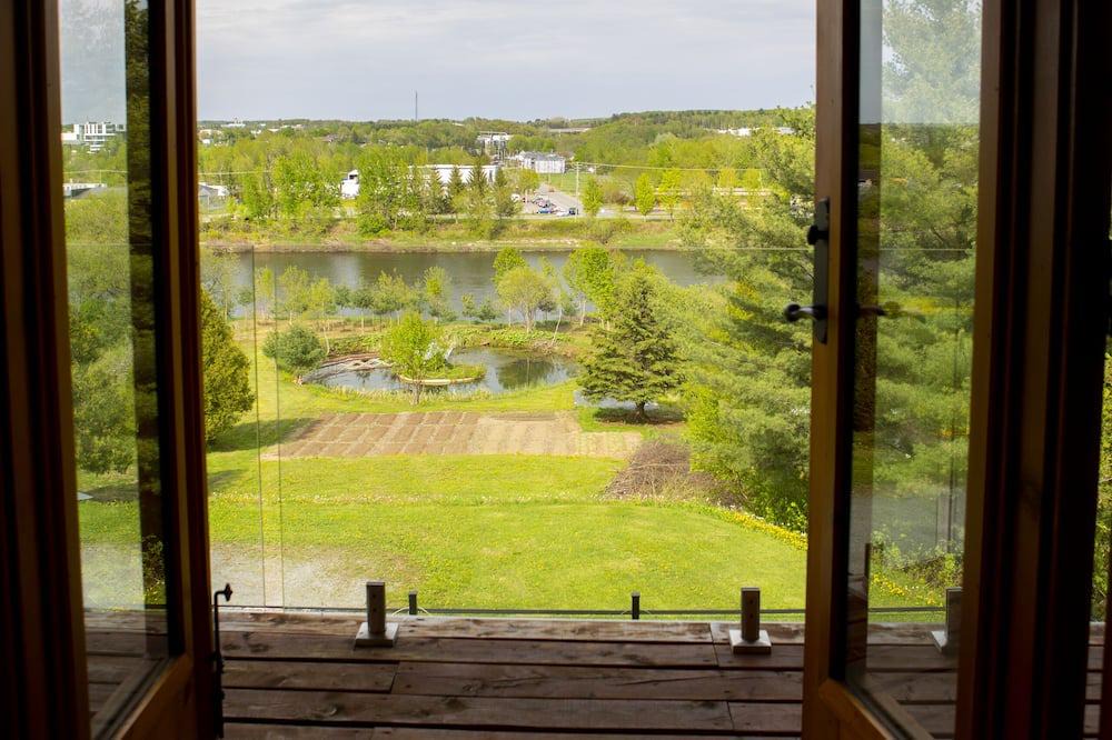 Sainte-Marie Cabin | La maison en bois rond vous offre des chambres majestueuses à couper le souffle.