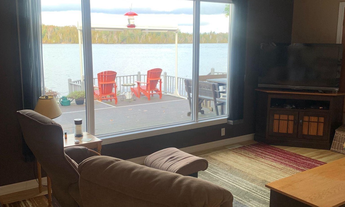Central Frontenac House | Lake Cottage of your Dreams!