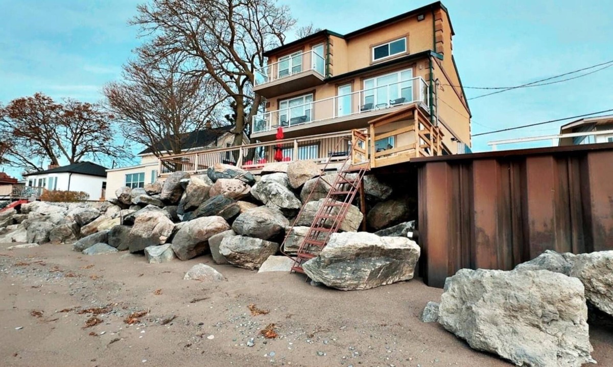 Leamington Cottage | Lake Erie Escape | Panoramic Views on 3 Floors
