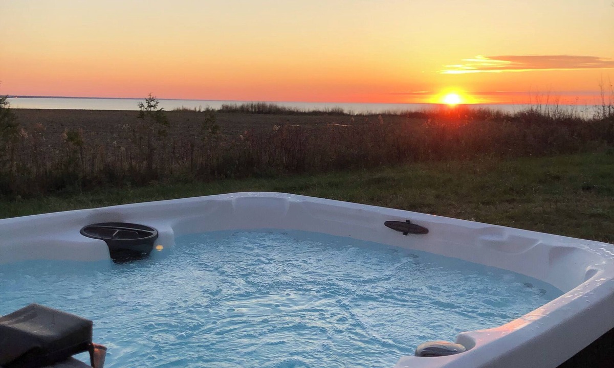 Dashwood Cottage | Lake Front Cottage Grand Bend