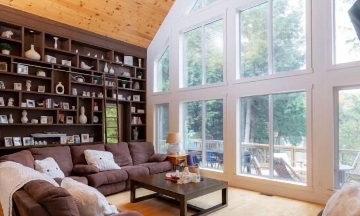 Muskoka Lakes Cottage | Lake Rosseau, Muskoka Waterfront 6bedroom. Large wrap around deck.