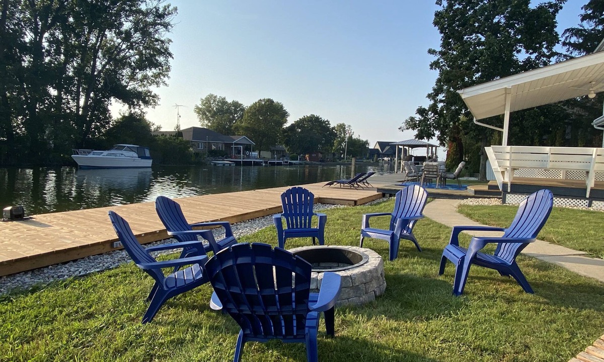 Lighthouse Cove Cottage | Lake St. Clair Cottage | Hot Tub | Games Room | Sleeps 12