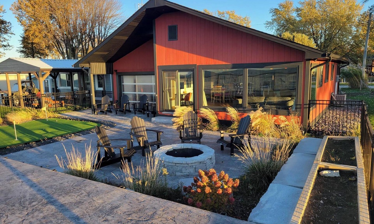 Lighthouse Cove Cottage | Lake St Clair Waterfront Cottage - Private Boat Launch & Dock - Fishing - Beach.