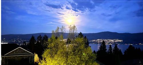 Central Okanagan House | Lake View Escape!