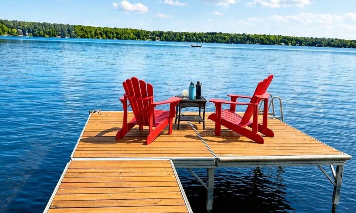 Fenelon Falls Cottage | Lakefront 5BR Log Retreat | Sauna | Hot Tub | Dock