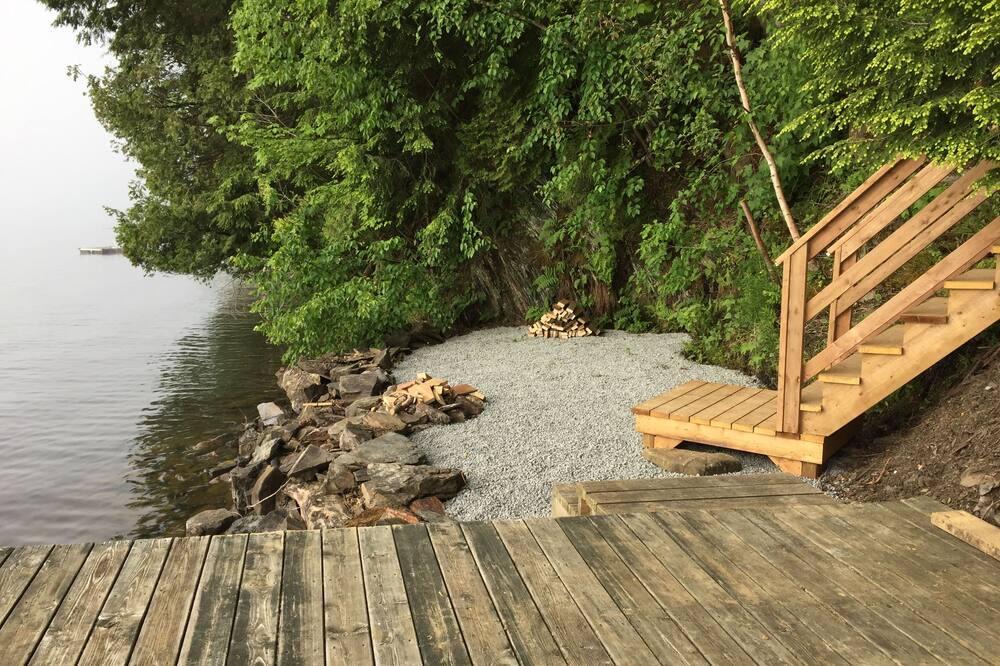 Potton Cabin | Lakefront Cottage With Spectacular View