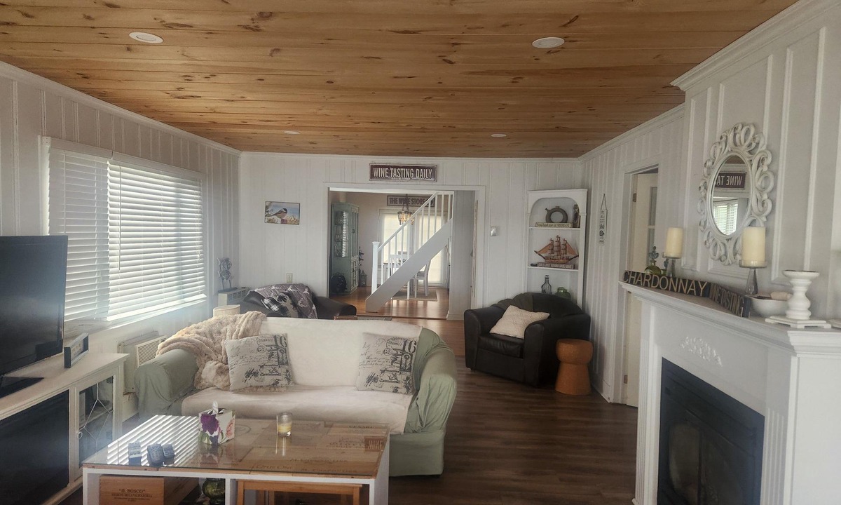 Scugog Cottage | Lakefront Cottage nestled on the shores of Lake Scugog