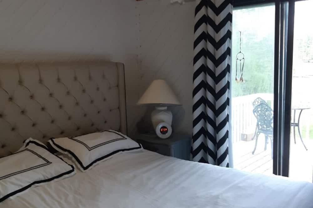 Buckhorn Cottage | Lakefront cottage with inground pool and hot tub