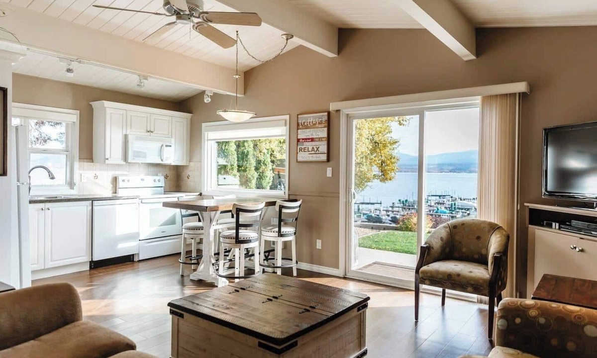 Central Okanagan Condo | Lakefront & Dining with Scenic Views - CasaLoma