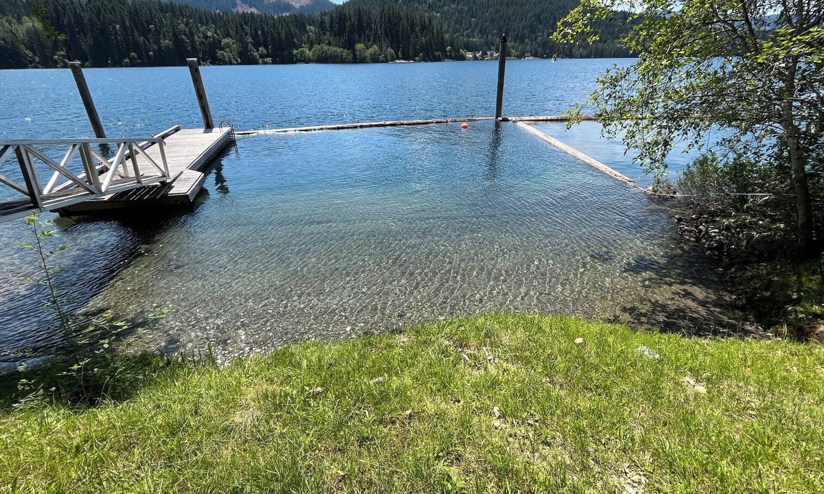 Youbou House | Lakefront house with private dock