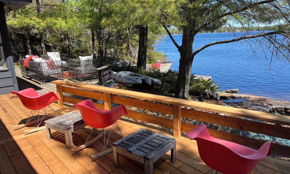 Georgian Bay Cottage | LAKEFRONT-SIX MILE LAKE-MUSKOKA- 3 BDR-PRIVATE DOCKS/DECKS-1.5 HRS FROM TORONTO