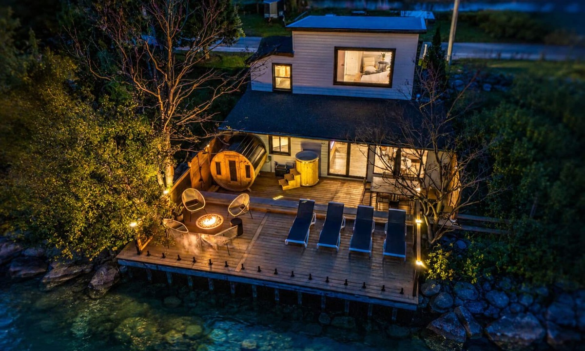 Kingsville House | Lakefront Wellness Retreat - Sauna + Cold Plunge