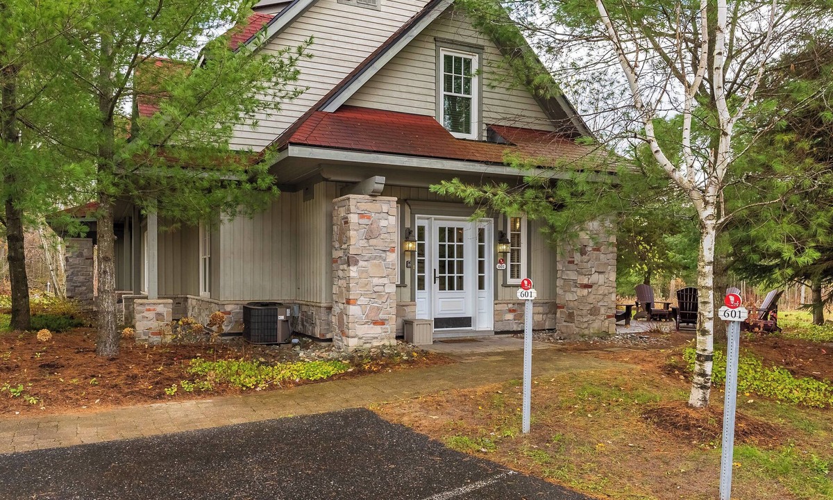 Seguin Cottage | Lakeside by Rocky Crest Resort and Golf Club on Joseph Lake
