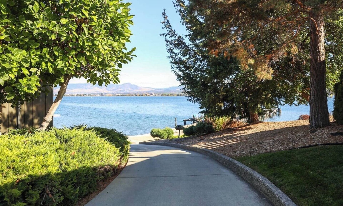 Central Okanagan Condo | Lakeside Cabin w/Balcony & Serene View - CasaLoma