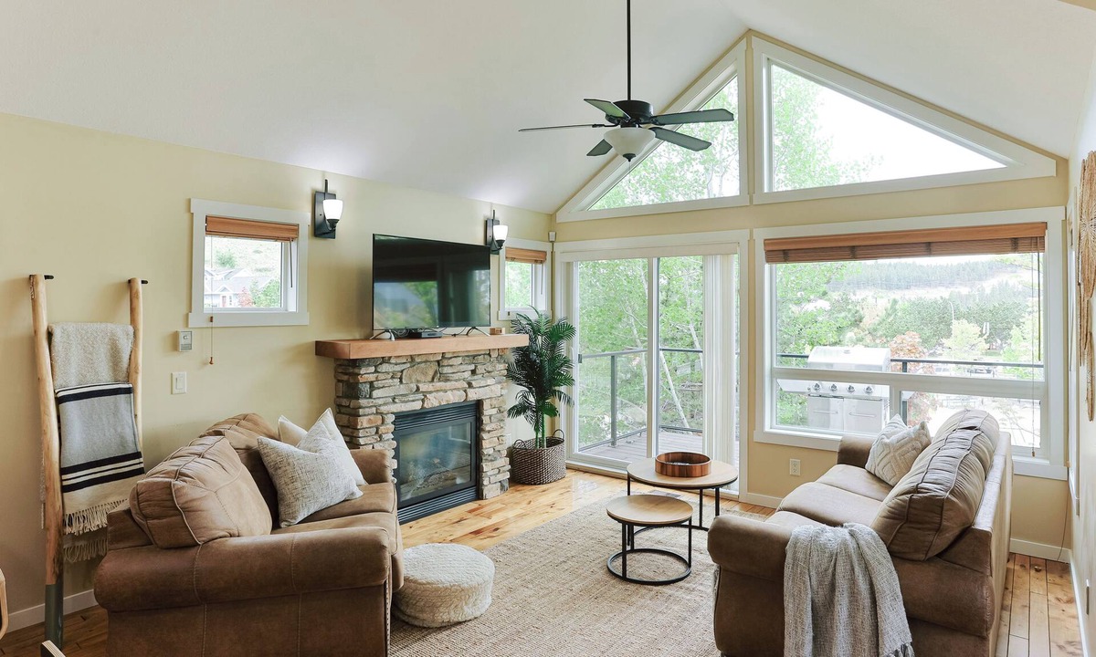 Central Okanagan House | Lakeside Den Pet + Family Friendly with Golf Cart
