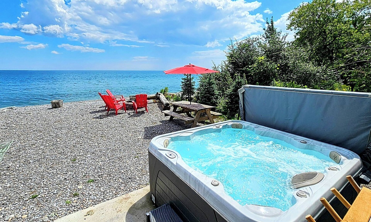 Bowmanville Cottage | Lakeside Dreams: Retreat with Stunning Views, private Beach Access