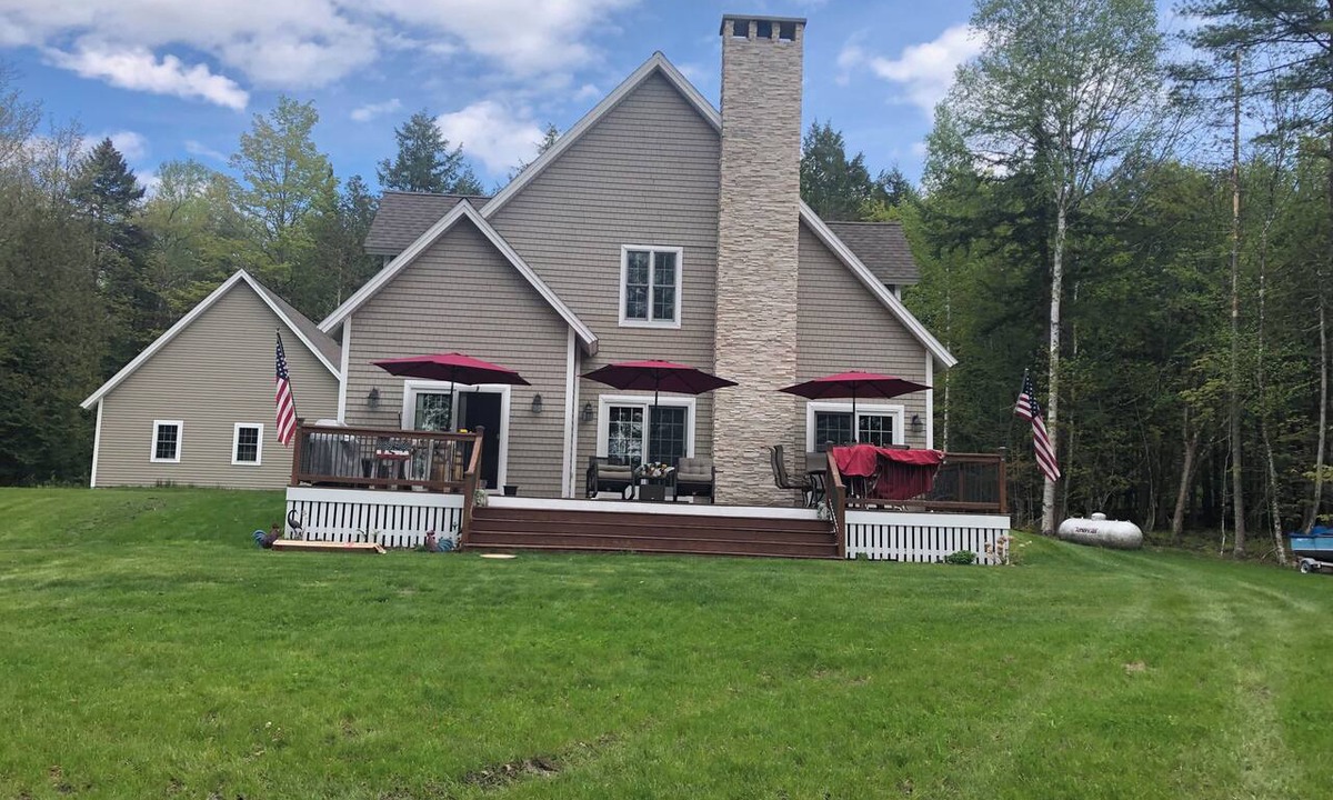 Newport House | Lakeside Getaway: 4BR Family Escape in enjoyable Newport Maine.