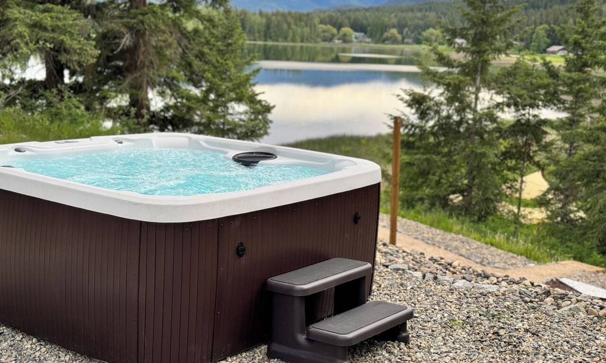 Blind Bay Cabin | Lakeside Hot Tub Family-Friendly Cozy Retreat - Shuswap, BC | Bossa Nova Lodge
