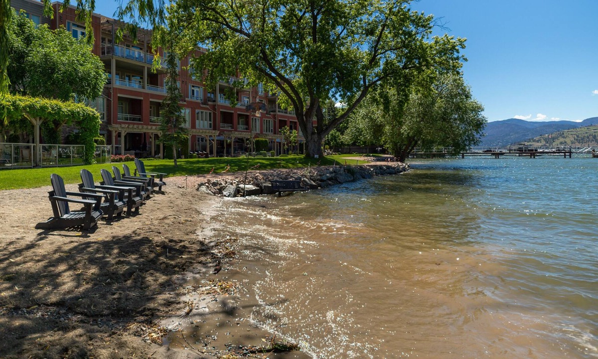 Vernon Condo | Lakeside Location - 2 Bedroom/2 Bathroom Condo with Shared Hot Tub