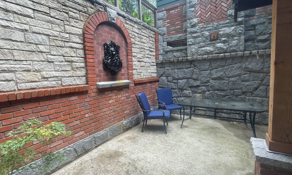 Metro Vancouver Regional District Apartment | Lakeside Lodging. Charming mountain getaway 1-bed studio apt for leisure or work