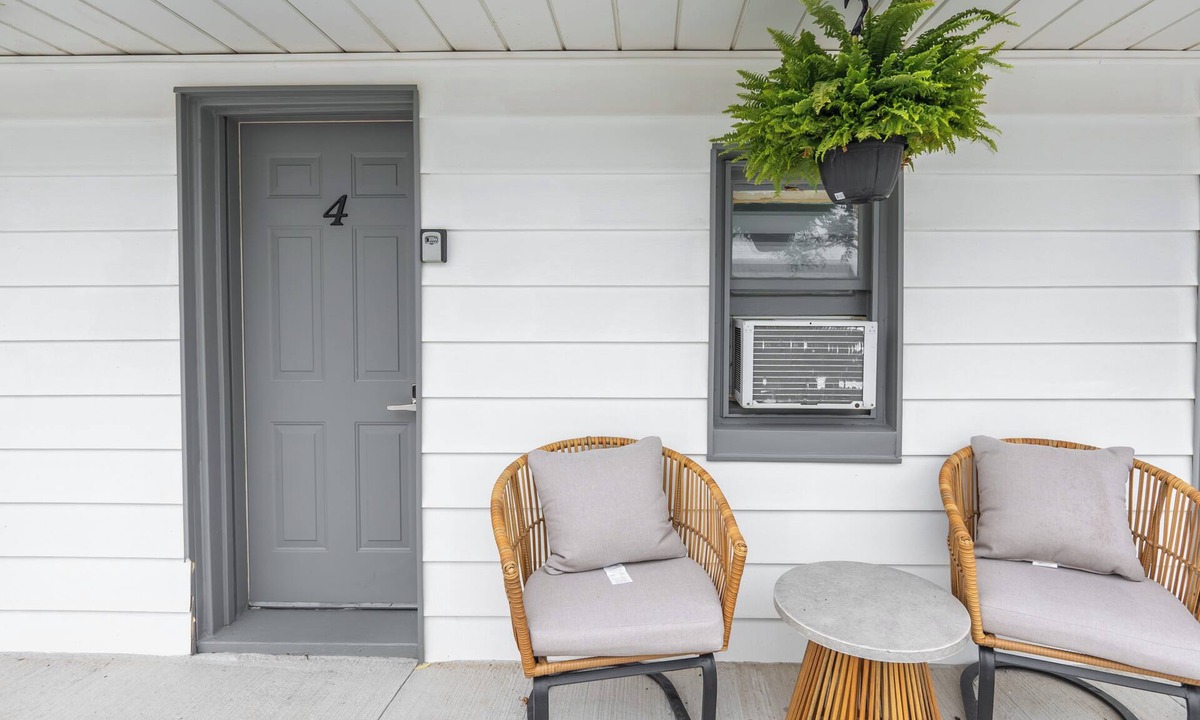 Lambton Shores Apartment | Lakeside Motel #4 | Near Ipperwash Beach | Free Parking & WiFi
