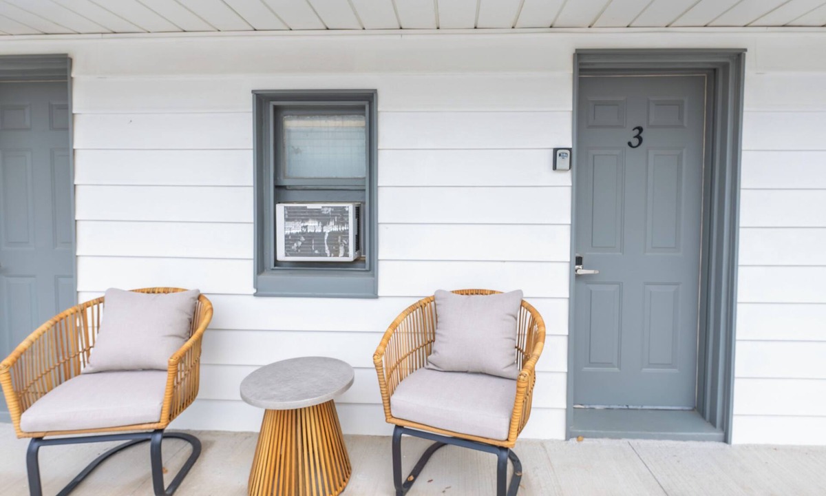 Lambton Shores Hotel | Lakeside Motel #3 | Near Ipperwash Beach | Free Parking & WiFi
