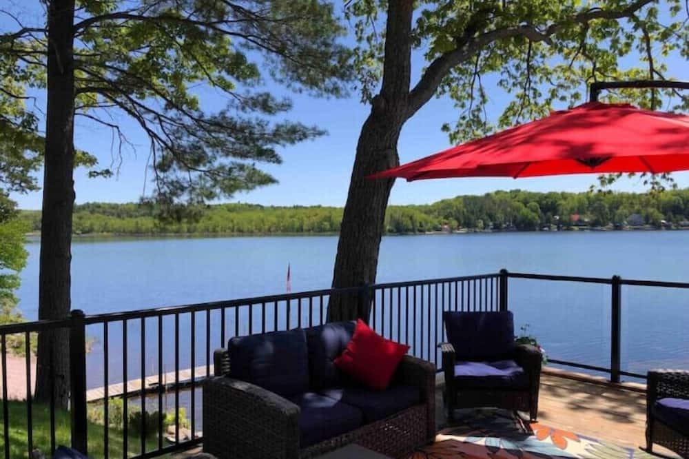 Centre Hastings House | Lakeside property with awesome view